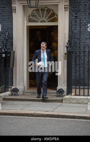 Le whip en chef du gouvernement, Julian Smith, quitte le 10 Downing Street après la réunion hebdomadaire du Cabinet le 5 décembre 2017. Crédit: Malcolm Park Banque D'Images