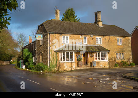 Le Greyhound public house après une averse dans Wiltshire England UK village Bromham Banque D'Images
