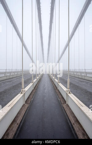 Passerelle dans le brouillard - Mirror image composite de l'allée sur Clifton Suspension Bridge, Bristol, UK Banque D'Images