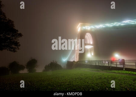 Pont suspendu de Clifton pendant une nuit brumeuse Banque D'Images