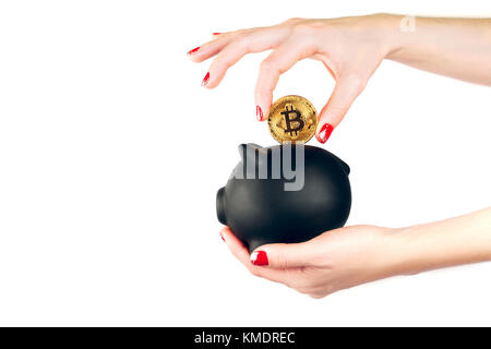 Woman's hands avec tirelire en bitcoin Banque D'Images