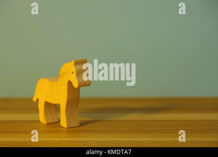Silhouette d'un cheval coupé de bois. jouets en bois écologiques. Banque D'Images