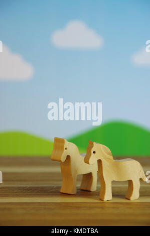 Jouets en bois écologique. silhouette d'un chevaux de bois. jouets en bois écologiques. Banque D'Images