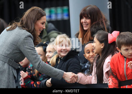 La duchesse de Cambridge rencontre des enfants alors qu'elle arrive au Sommet mondial des médias pour les enfants au complexe de congrès de Manchester Central,qui réunit des créatifs, des innovateurs technologiques, des décideurs, des cadres et des leaders d'opinion du monde entier pour informer et repenser l'avenir des médias pour cette génération et explorer l'impact que la technologie numérique aura sur l'avenir des enfants. Banque D'Images