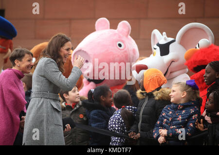 La duchesse de Cambridge rencontre des adeptes lorsqu'elle arrive pour le Children's Global Media Summit au Manchester Central Convention Complex,qui réunit des créatifs, des innovateurs technologiques, des décideurs, des cadres et des leaders d'opinion du monde entier pour informer et repenser l'avenir des médias pour cette génération et explorer l'impact que la technologie numérique aura sur l'avenir des enfants. Banque D'Images