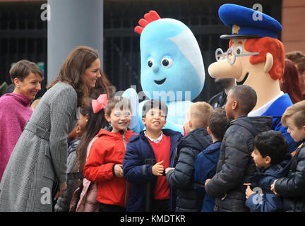 La duchesse de Cambridge rencontre des adeptes lorsqu'elle arrive pour le Children's Global Media Summit au Manchester Central Convention Complex,qui réunit des créatifs, des innovateurs technologiques, des décideurs, des cadres et des leaders d'opinion du monde entier pour informer et repenser l'avenir des médias pour cette génération et explorer l'impact que la technologie numérique aura sur l'avenir des enfants. Banque D'Images