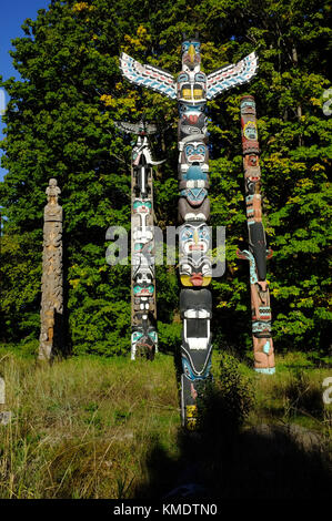 Mâts totémiques exposés au parc Stanley à Vancouver, Canada. Banque D'Images