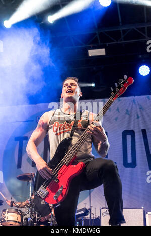 Le groupe pop punk américain All Time Low joue un concert pendant le festival de musique suisse Greenfield Festival 2015 à Interlaken. Ici, le bassiste Zack Merrick est vu en direct sur scène. Suisse, 13/06 2015. Banque D'Images