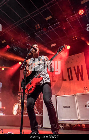 Le groupe pop punk américain All Time Low joue un concert pendant le festival de musique suisse Greenfield Festival 2015 à Interlaken. Ici, le bassiste Zack Merrick est vu en direct sur scène. Suisse, 13/06 2015. Banque D'Images