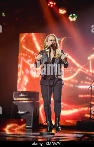 Suisse, Zurich - 17 novembre 2017. Le chanteur et compositeur américain Anastacia interprète un concert en direct pendant la nuit Energy Star 2017 à Hallenstadion à Zurich. (Photo: Gonzales photo - Tilman Jentzsch). Banque D'Images