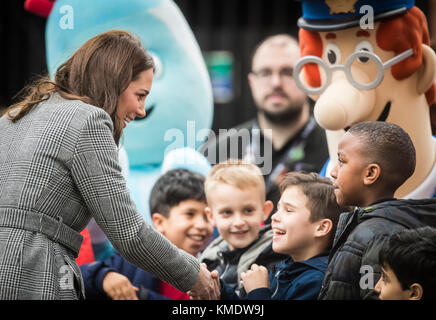 La duchesse de Cambridge rencontre des adeptes lorsqu'elle arrive pour le Children's Global Media Summit au Manchester Central Convention Complex, qui réunit des créatifs, des innovateurs technologiques, des décideurs, des cadres et des leaders d'opinion du monde entier pour informer et repenser l'avenir des médias pour cette génération et explorer l'impact que la technologie numérique aura sur l'avenir des enfants. Banque D'Images