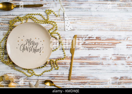 Maison de vacances de luxe noël concept, avec une plaque avec texte impressionné ' joyeux noël' ,xmas boules et décoration de l'or sur un tableau blanc en bois, haut v Banque D'Images