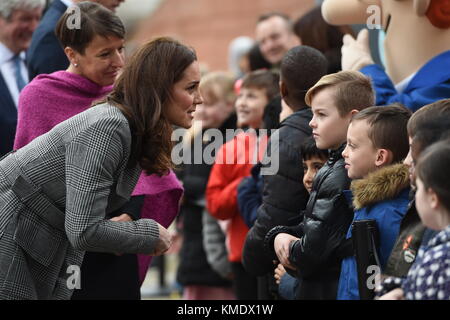 La duchesse de Cambridge salue ses adeptes alors qu'elle arrive au Sommet mondial des médias pour les enfants au complexe de convention de Manchester Central,qui réunit des créatifs, des innovateurs technologiques, des décideurs, des cadres et des leaders d'opinion du monde entier pour informer et repenser l'avenir des médias pour cette génération et explorer l'impact que la technologie numérique aura sur l'avenir des enfants. Banque D'Images