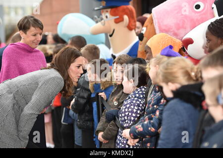 La duchesse de Cambridge salue ses adeptes alors qu'elle arrive au Sommet mondial des médias pour les enfants au complexe de convention de Manchester Central,qui réunit des créatifs, des innovateurs technologiques, des décideurs, des cadres et des leaders d'opinion du monde entier pour informer et repenser l'avenir des médias pour cette génération et explorer l'impact que la technologie numérique aura sur l'avenir des enfants. Banque D'Images