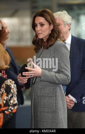 La duchesse de Cambridge arrive pour le Sommet mondial des médias pour les enfants au complexe de congrès de Manchester Central,qui réunit des créatifs, des innovateurs technologiques, des décideurs, des cadres et des leaders d'opinion du monde entier pour informer et repenser l'avenir des médias pour cette génération et explorer l'impact que la technologie numérique aura sur l'avenir des enfants. Banque D'Images