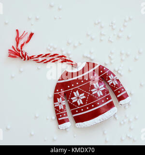 Capture d'un grand angle d'un ornement de Noël placés sur une surface blanche parsemée de petites billes en plastique simulant la neige Banque D'Images