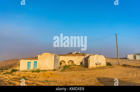 Maison typiquement berbère dans la campagne tunisienne à tataouine Banque D'Images