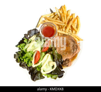 Escalope de porc en sauce au poivre noir avec de la salade et de l'anglais frie sur fond blanc Banque D'Images