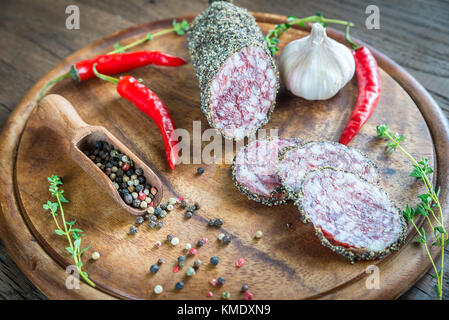 Différents types de saucisson sur le fond en bois Banque D'Images