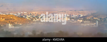 Panorama de Tataouine dans le brouillard du matin le sud de la Tunisie. Banque D'Images