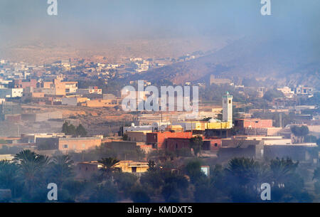 Panorama de Tataouine dans le brouillard du matin le sud de la Tunisie. Banque D'Images