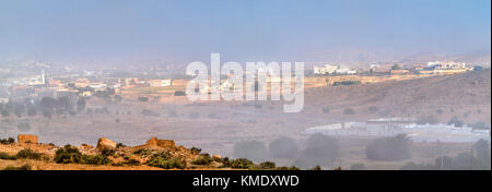 Panorama de Tataouine dans le brouillard du matin le sud de la Tunisie. Banque D'Images