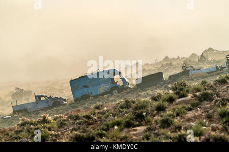 Répartis dans les wagons rouillés abandonnés campagne tunisiennes de Tataouine, l'Afrique du Nord. Banque D'Images