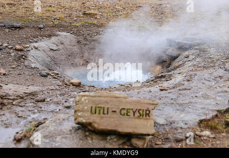 Peu de geysir en Islande, dans la région de la vallée de Haukadalur Banque D'Images