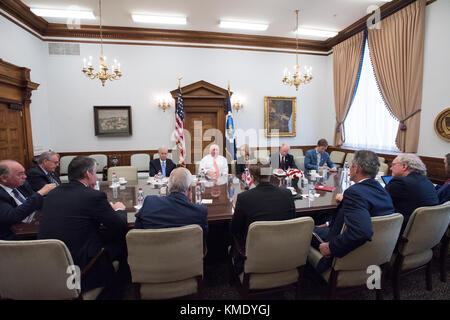 Le secrétaire à l'agriculture des États-Unis sonny perdue se réunit avec le territoire canadien et les premiers ministres de la province à la ministère de l'agriculture américain jamie l. whitten au bâtiment de l'administration le 7 juin 2017 à Washington, DC. (Photo par lance cheung par planetpix) Banque D'Images