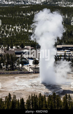 Vue de l'Old Faithful Geyser qui éclaterait en face de l'ancien centre d'éducation des visiteurs fidèles du parc national de Yellowstone point d'observation le 5 mai 2017 dans le Wyoming. (Photo de jacob w. Frank via planetpix) Banque D'Images