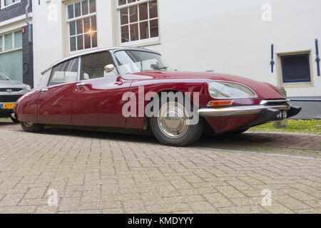 Rouge Bourgogne Citroën DS garée dans la Tweede Weteringdwarsstraat à Amsterdam, aux pays-Bas Banque D'Images