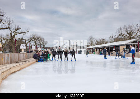 Les gens sont le patinage sur la patinoire à la Museumplein à Amsterdam, Pays-Bas Banque D'Images