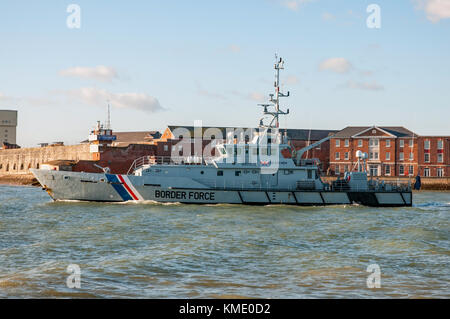 UK Border vigueur cutter Chercheur HMC passant Fort Blockhaus sur 19/12/14 tout en laissant le port de Portsmouth, Royaume-Uni pour la patrouille. Banque D'Images