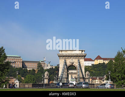 Le trafic sur le pont à chaînes Budapest Hongrie Banque D'Images