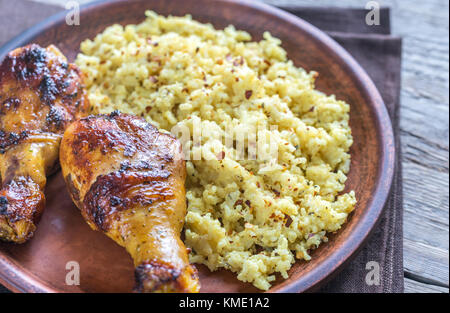 Pilons de poulet épicé avec du riz au curry Banque D'Images