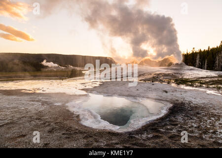 Le lion geyser éclate au coucher du soleil en face de la piscine du printemps coeur dans le coin supérieur geyser basin dans le parc national de Yellowstone, le 24 juin 2017 dans le Wyoming. (Photo de jacob w. Frank via planetpix) Banque D'Images