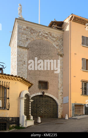 La Tour médiévale du masque (c ouf), ou Tour du masque, associée à l'Homme dans le masque de fer, le Suquet, la Vieille ville, Cannes, France Banque D'Images