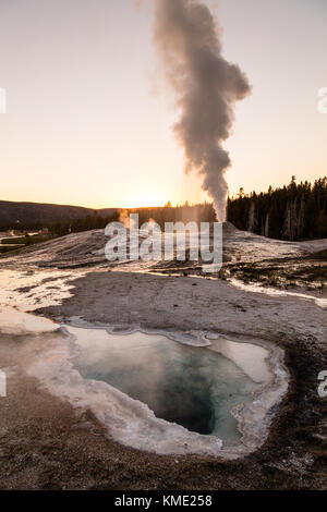 Le lion geyser éclate au coucher du soleil en face de la piscine du printemps coeur dans le coin supérieur geyser basin dans le parc national de Yellowstone, le 24 juin 2017 dans le Wyoming. (Photo de jacob w. Frank via planetpix) Banque D'Images