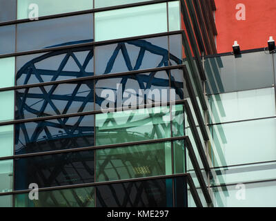 Réflexions de la tour métallique déformée dans la façade vitrée de grands immeubles modernes à Salford, Manchester, UK Banque D'Images