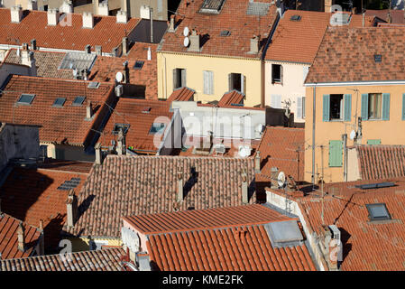 Vue aérienne sur les toits ou les toits de la vieille ville du Suquet, Cannes, Alpes-Maritimes, France Banque D'Images