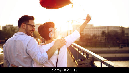 Couple romantique dans love dating en plein air au coucher du soleil Banque D'Images