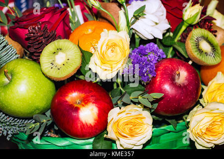 Beau bouquet de fleurs et fruits Banque D'Images