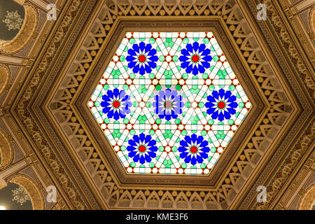 SARAJEVO, Bosnie-herzégovine - 20 août 2017 : plafond de verre hexagonal de l'hôtel de ville d'Sarajevi Banque D'Images