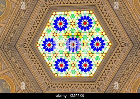 SARAJEVO, Bosnie-herzégovine - 20 août 2017 : plafond de verre hexagonal de l'hôtel de ville d'Sarajevi Banque D'Images