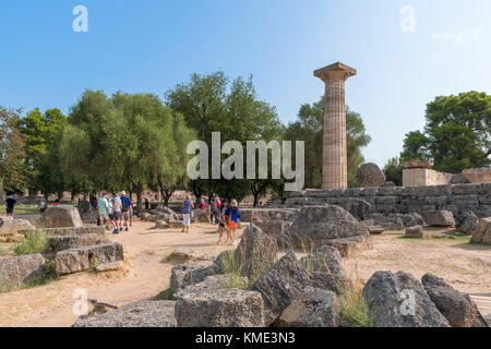 Groupe de touristes au temple de Zeus, Olympie, Grèce, Pelopponese Banque D'Images