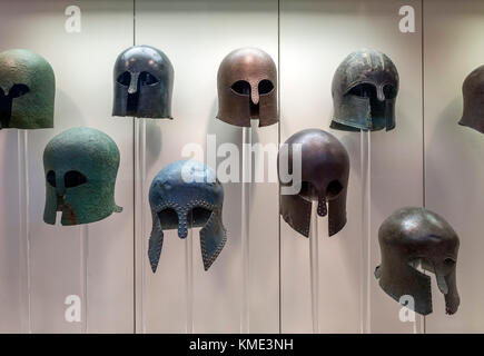 Affichage des casques de style corinthien en bronze datant de la 6e à 8e siècle avant J.-C., Musée archéologique d'Olympie, Olympia, Pelopponese, Grèce Banque D'Images