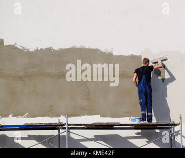 Kiev-na-kubani, Russie - septembre 9, 2016 : plâtriers builders paroi dans un immeuble commercial. Travailler sur des échafaudages. Banque D'Images