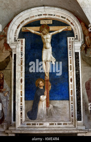 Crucifixion avec saint Dominique, à propos de 1442, fresque conservés dans le cloître dit par Fra Angelico fresques (1438-50) Couvent de San Marco - Museo del Convento di San Marco. Florence Italie Italien Banque D'Images