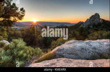 Le coucher de soleil sur les formations rocheuses au château rocks state park le 24 août 2017 près de burley, Idaho. (Photo de bob wick par planetpix) Banque D'Images