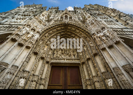 Les portes avant et façade de la cathédrale de Rouen, en Normandie, France Banque D'Images